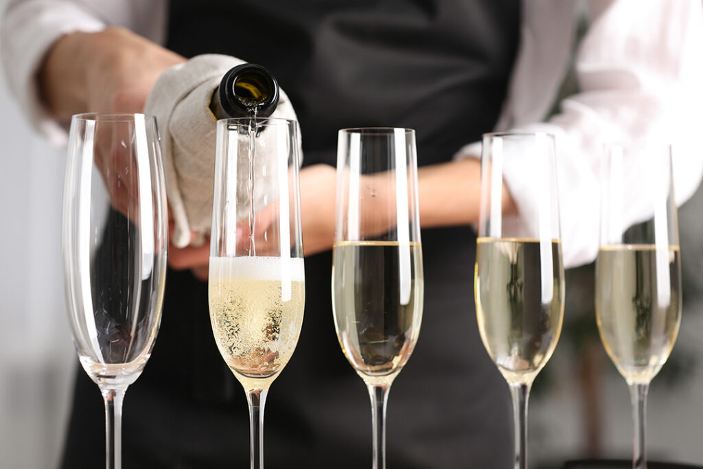 Någon häller upp champagne