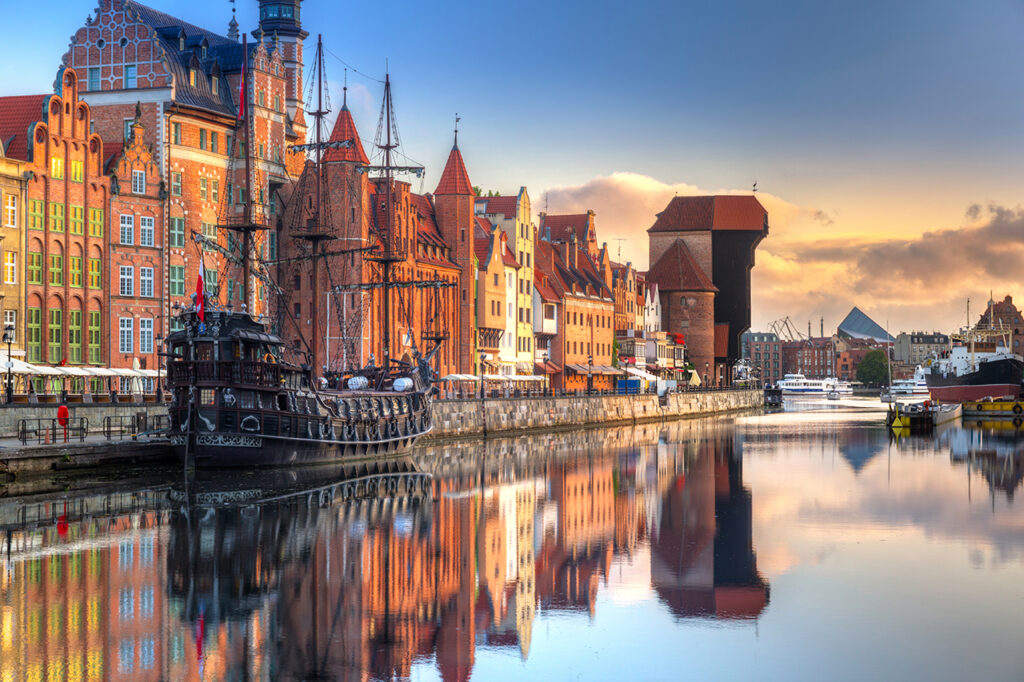Gdansk med vacker gammal stad över floden Motlawa vid soluppgången
