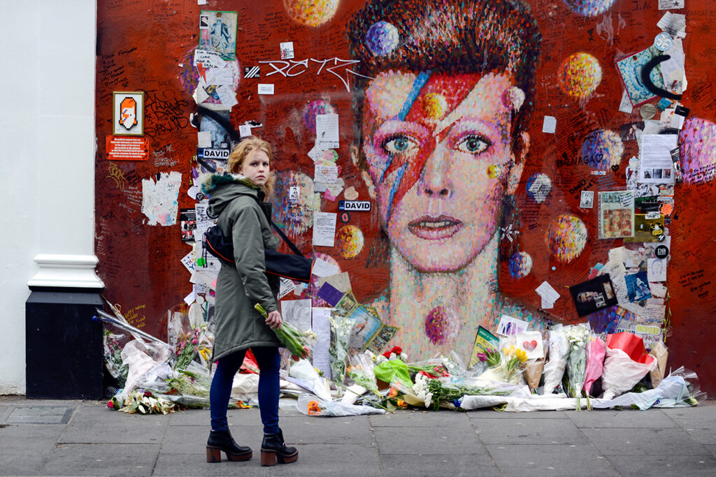 David Bowie-väggmålning London Minnesmärke Hyllning till David Bowie med ett livfullt gatukonstporträtt inspirerat av hans album Aladdin Sane