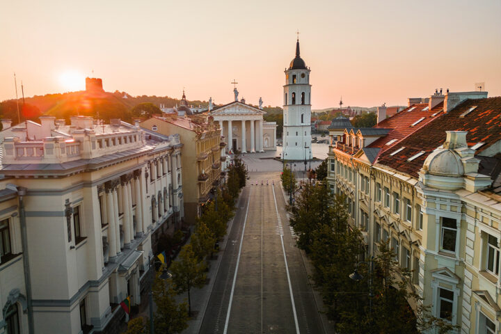 Flygfoto över Gediminas Avenue med klocktornet och katedralen i slutet vid soluppgången i Vilnius stad