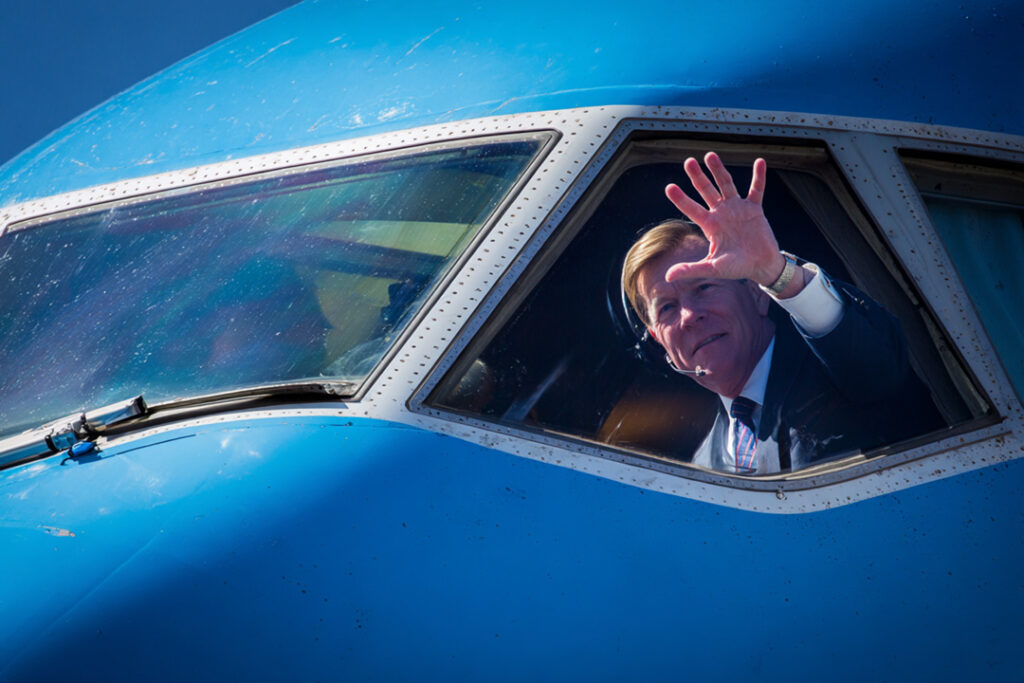 AI-bild av King Willem-Alexander som vinkar ut från en cockpit