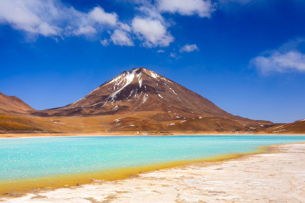 Laguna Verde-landskapet, Bolivia. Vackert bolivianskt panorama. Grön lagun och vulkanen Licancabur