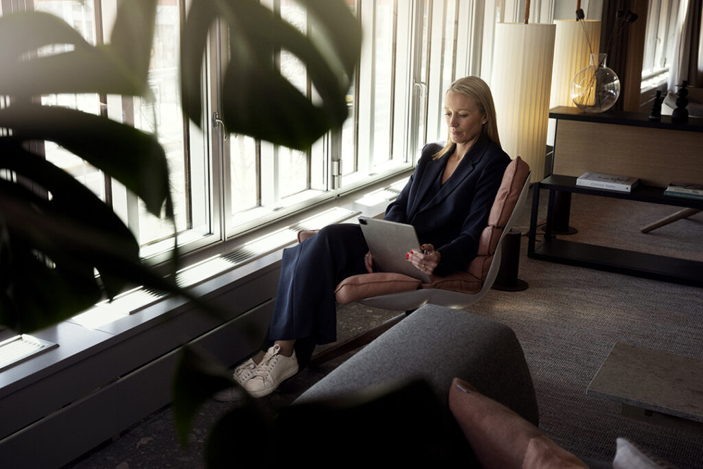 Lotta Bourgoin tittar på sin läsplatta