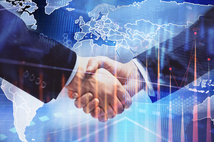 Dubbelexponering av forex graf hologram och handskakning av två män.