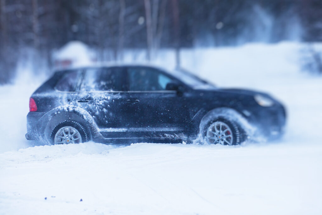 En SUV som spinner i snö