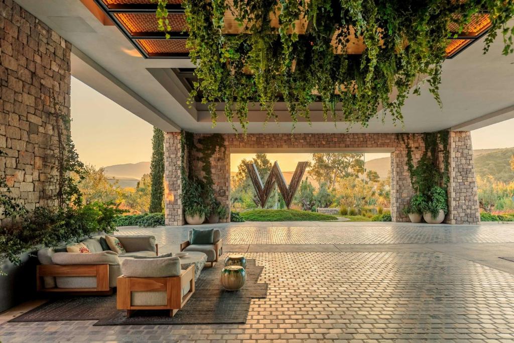 W Costa Navarino
