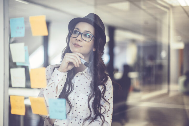 En kvinna planerar med med post-it lappar