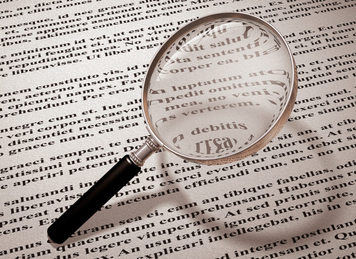 Illustration av ett förstoringsglas som letar efter lögnen i ett dokument