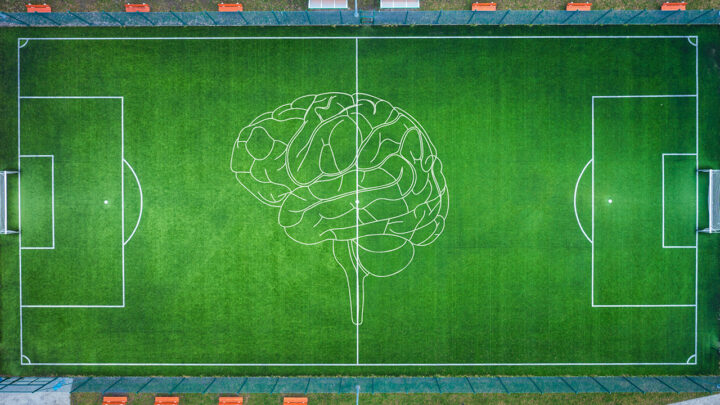 fotbollsplan från ovan med en bild på en hjärna i mittcirkeln