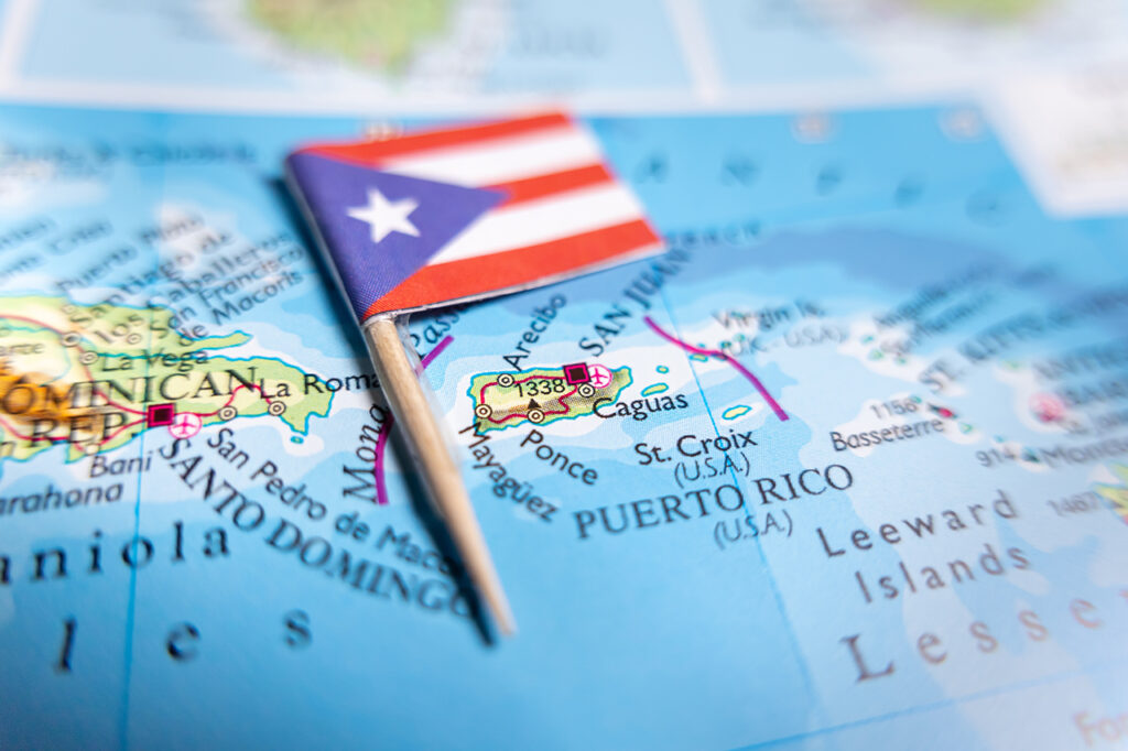 
Puerto Ricos flagga på kartan visar status som karibiskt territorium, geografiskt läge mellan Dominikanska republiken och Små Antillerna