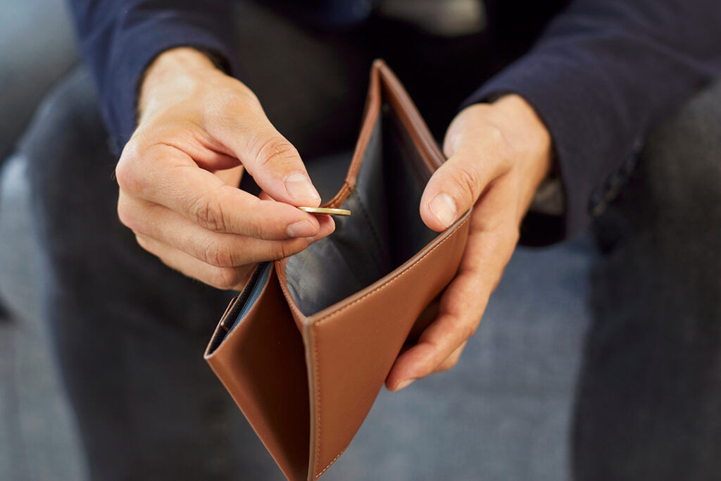 En person håller i en tom plånbok