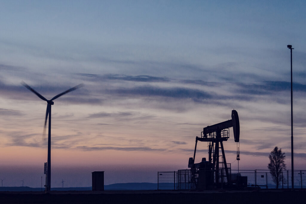 vindkraftsverk och en oljepump
