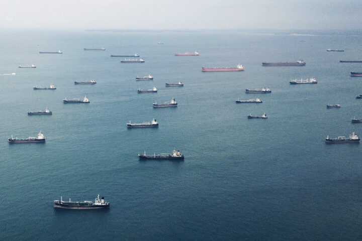 flera fraktbåtar på havet