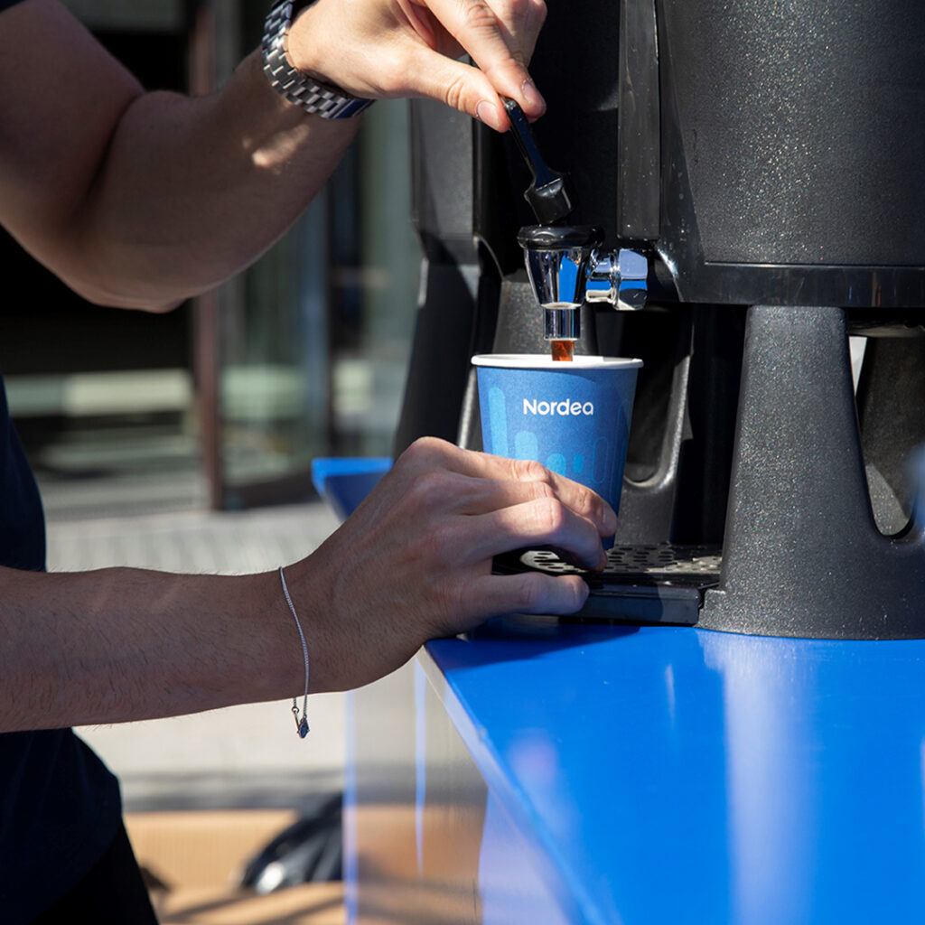 häller up en kopp kaffe