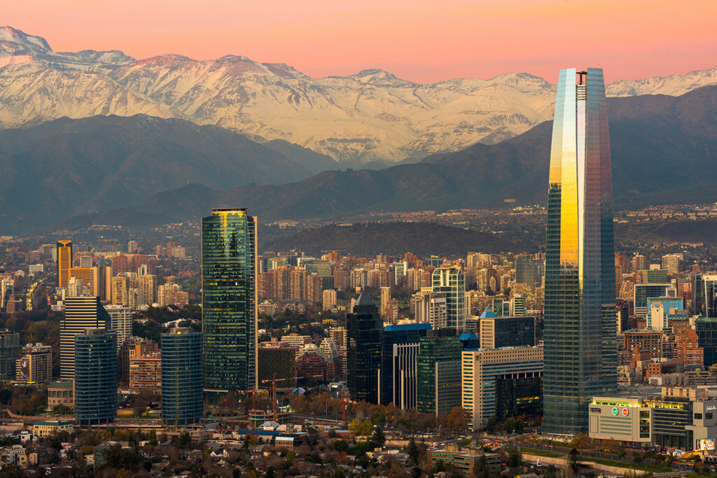 Santiago, Region Metropolitana, Chile - Moderna byggnader i finansdistriktet med Anderna i bakgrunden.
