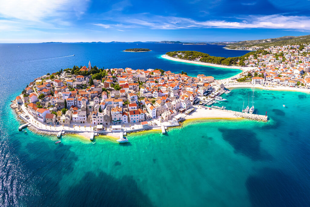 
Naturskön stad och stränder i Primosten panoramautsikt från luften, turkos skärgård och historisk arkitektur i Kroatien