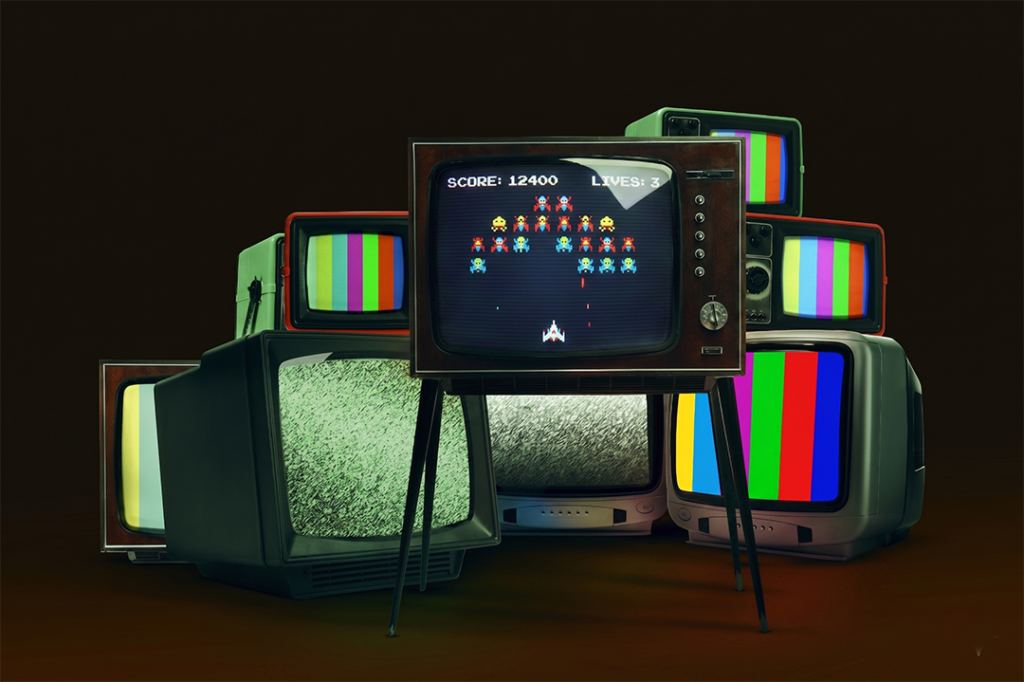 Gamla tv-apparater varav en har ett tv-spel på skärmen